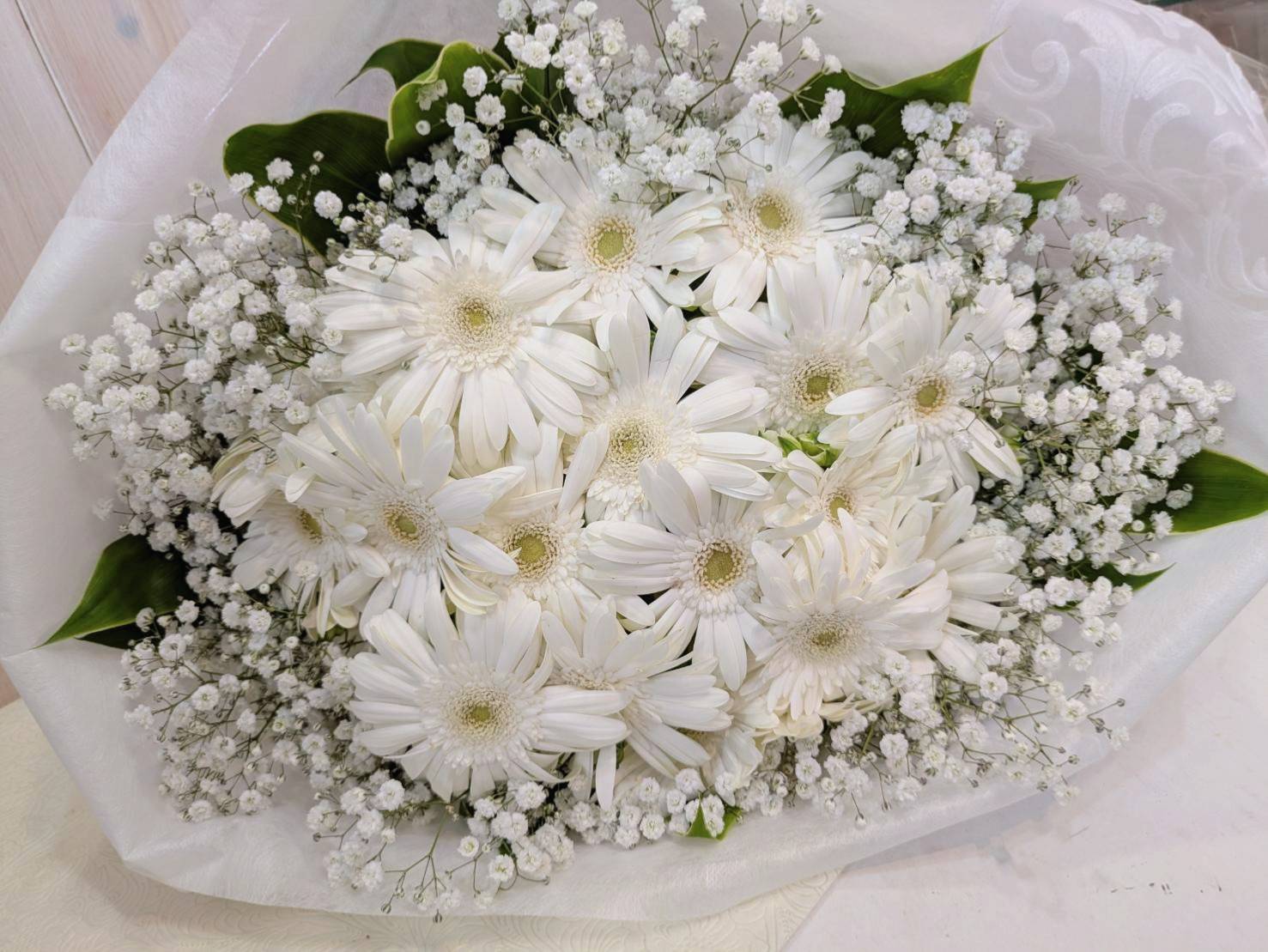 【プロポーズ大成功のご報告】彼女の「一番好きな花」で仕立てた白ガーベラブーケが繋いだ幸せの瞬間